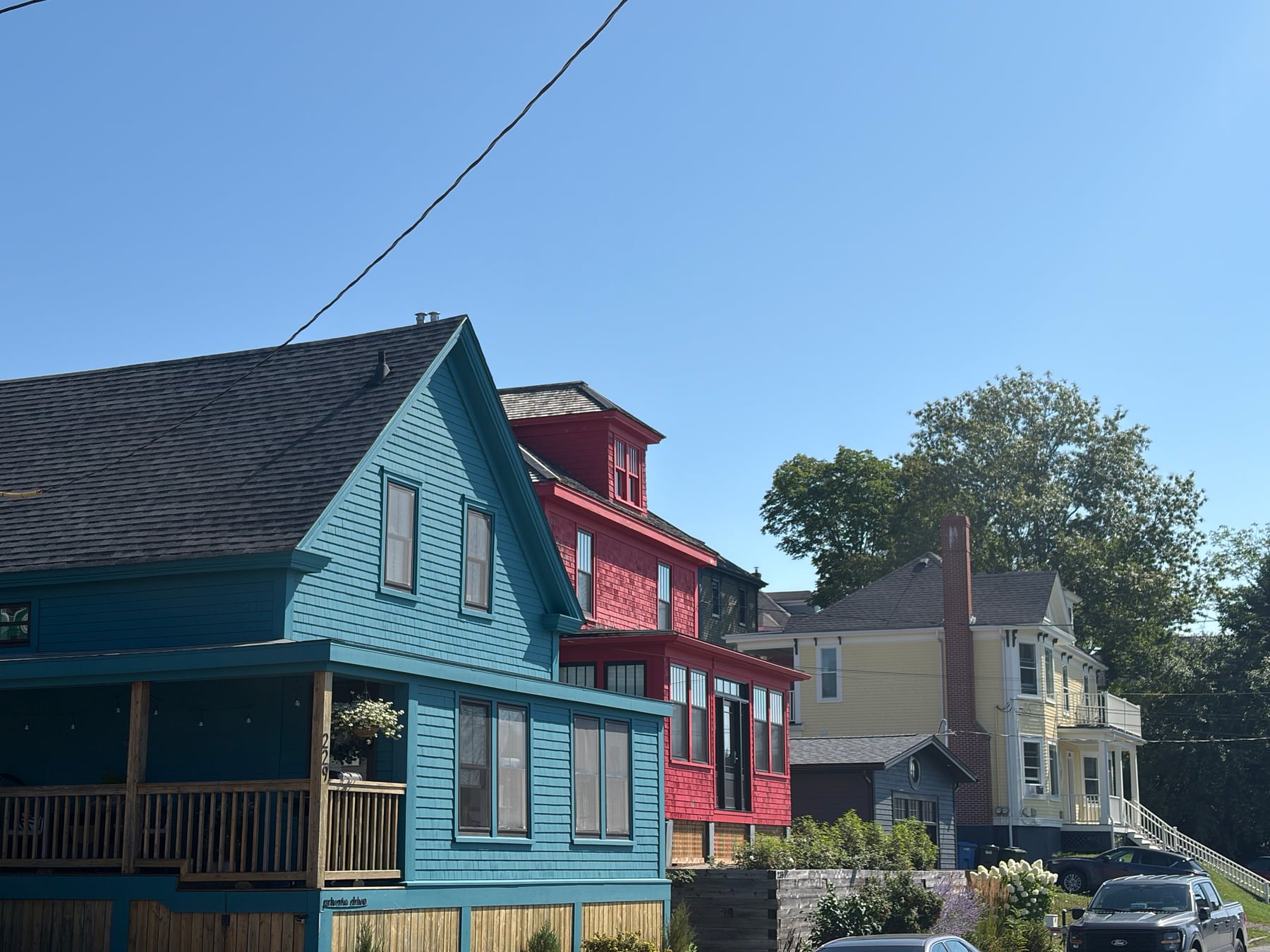 Une visite guidée à pied. Vue destinée aux visiteurs de ce site de Lunenburg.